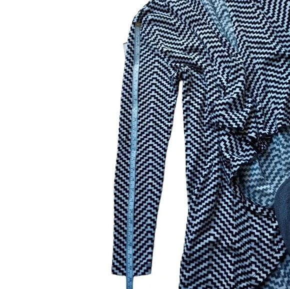 The Limited Chevron Convertible Cardigan Wrap/ Black & Ivory XL - Picture 8 of 11